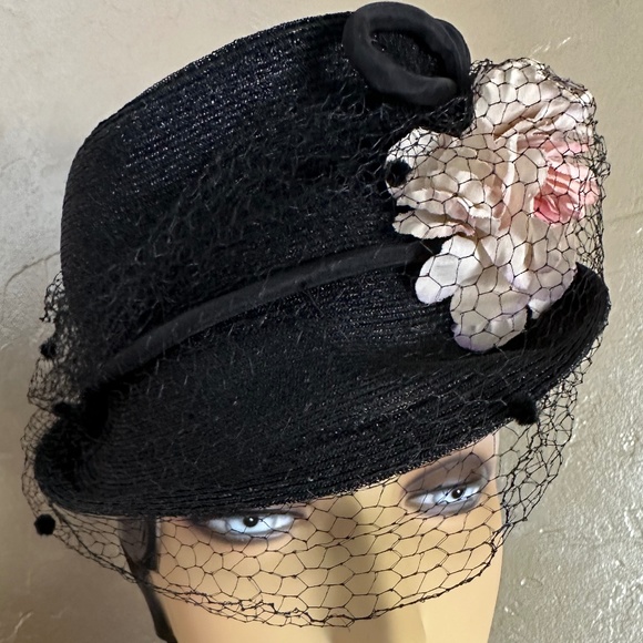 RADIANT 1940s\' BLACK STRAW FEDORA WITH FABRIC FLOWERS + DOTTED VEIL main image 11